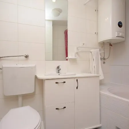 By The Sea Merag, - 7877 * Cres